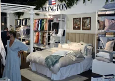 Een opgemaakt bed bij Lexington Company, een premium lifestylemerk dat zowel interieur- als kledingcollecties aanbiedt die zijn beïnvloed door de typische New England-stijl. Het aanbod bestaat uit o.a. dekbedden, slopen, lakens, spreien, dekens en plaids, tafellinnen etc.
